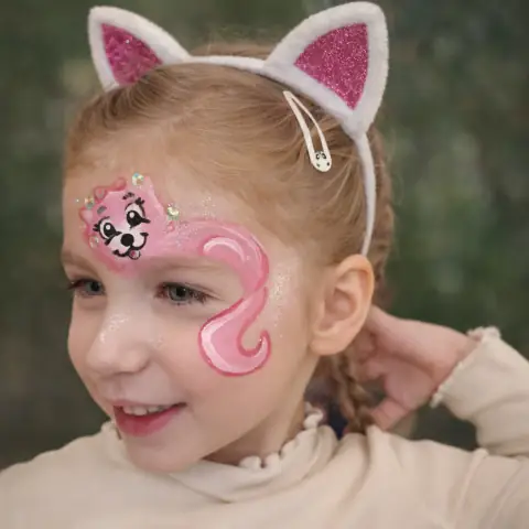 Růžová kočička namalovaná na obličeji
