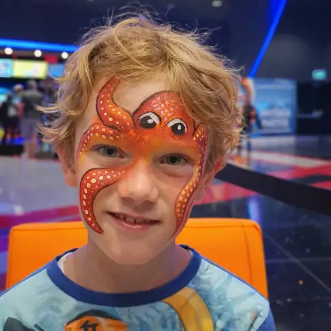 Oranžový tygří motiv na obličeji